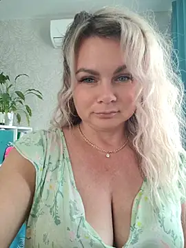 Snapshot of candy_queeen chatting on 06.22.26 candy queeen online show from 06.22.26