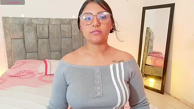 Snapshot of DIANEE_01 chatting on 05.27.26 DIANEE 01 online show from 05.27.26