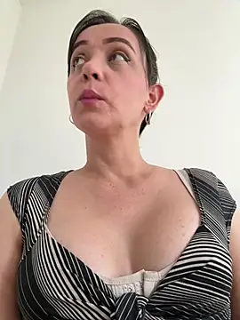 Snapshot of natalie_cowens chatting on 06.17.26 natalie cowens online show from 06.17.26