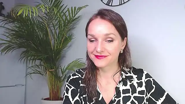 Snapshot of AliciaDesire chatting on 12.10.24 AliciaDesire online show from 12.10.24