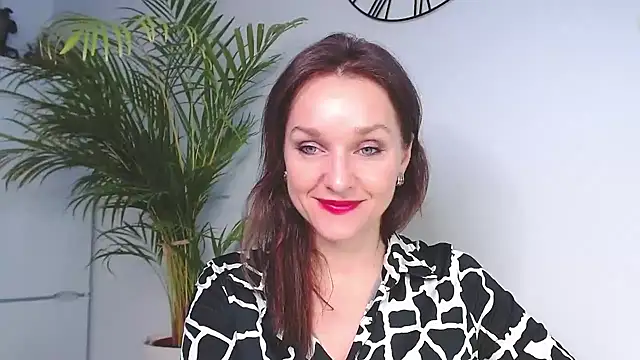 Snapshot of AliciaDesire chatting on 12.10.24 AliciaDesire online show from 12.10.24