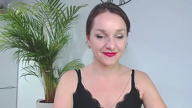 Snapshot of AliciaDesire chatting on 12.12.24 AliciaDesire online show from 12.12.24