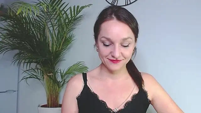 Snapshot of AliciaDesire chatting on 12.12.24 AliciaDesire online show from 12.12.24