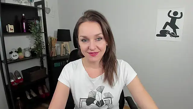 Snapshot of AliciaDesire chatting on 12.18.24 AliciaDesire online show from 12.18.24