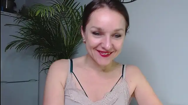 Snapshot of AliciaDesire chatting on 12.19.24 AliciaDesire online show from 12.19.24