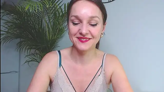 Snapshot of AliciaDesire chatting on 12.19.24 AliciaDesire online show from 12.19.24