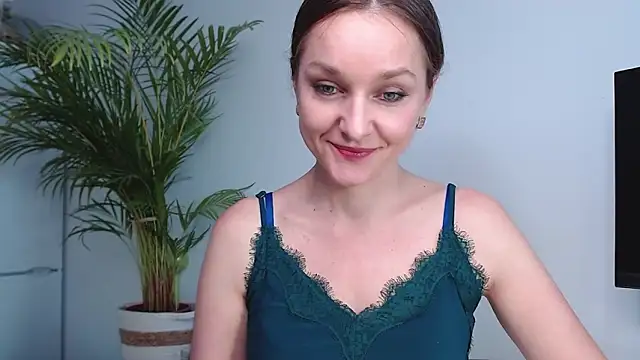 Snapshot of AliciaDesire chatting on 01.16.25 AliciaDesire online show from 01.16.25