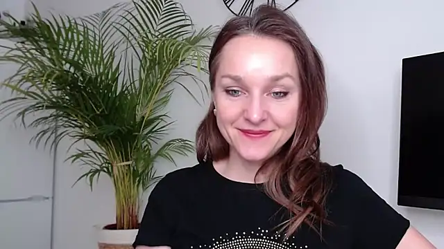 Snapshot of AliciaDesire chatting on 02.10.25 AliciaDesire online show from 02.10.25