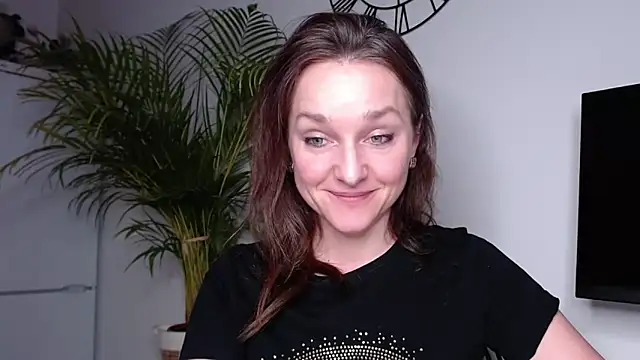 Snapshot of AliciaDesire chatting on 02.10.25 AliciaDesire online show from 02.10.25