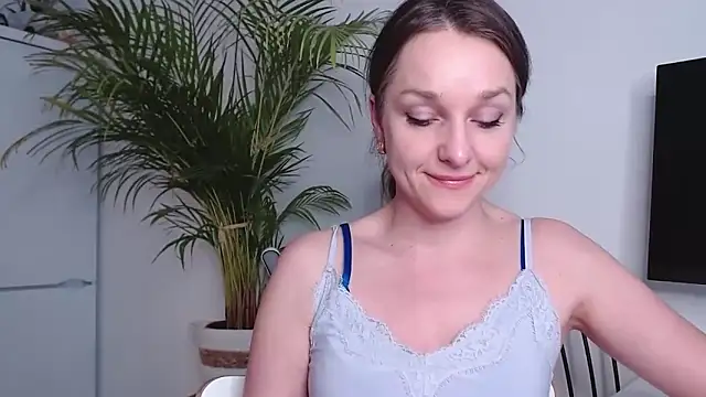 Snapshot of AliciaDesire chatting on 02.12.25 AliciaDesire online show from 02.12.25