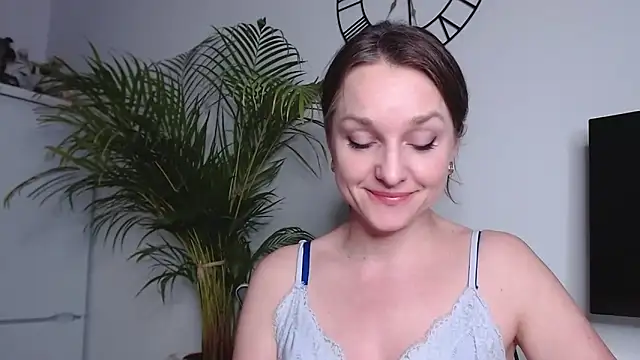 Snapshot of AliciaDesire chatting on 02.12.25 AliciaDesire online show from 02.12.25