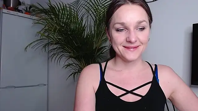 Snapshot of AliciaDesire chatting on 02.13.25 AliciaDesire online show from 02.13.25