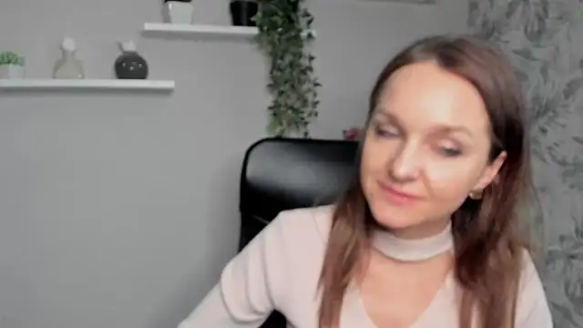 Snapshot of AliciaDesire chatting on 02.20.25 AliciaDesire online show from 02.20.25