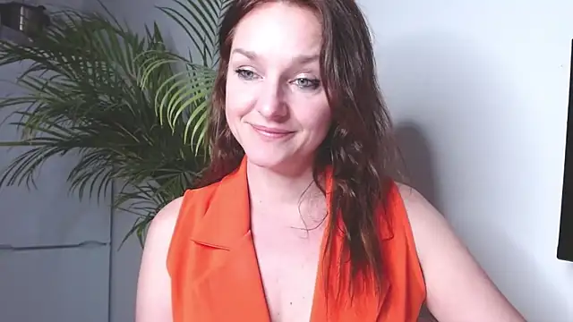 Snapshot of AliciaDesire chatting on 03.10.25 AliciaDesire online show from 03.10.25