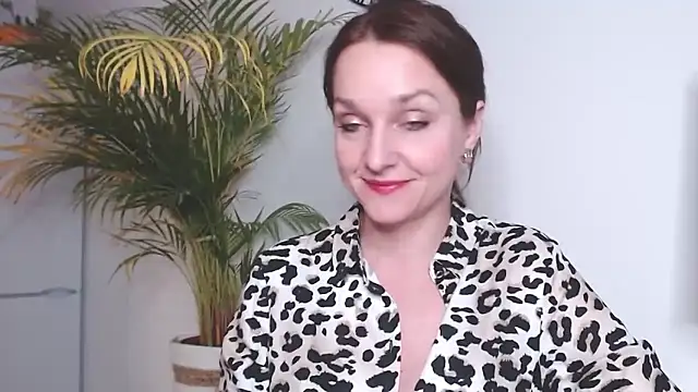 Snapshot of AliciaDesire chatting on 03.17.25 AliciaDesire online show from 03.17.25