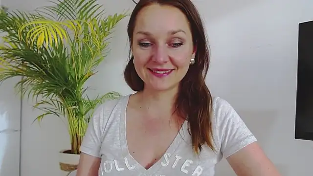 Snapshot of AliciaDesire chatting on 03.18.25 AliciaDesire online show from 03.18.25