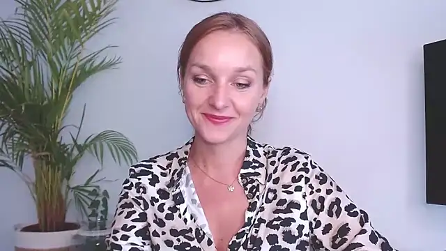 Snapshot of AliciaDesire chatting on 09.12.25 AliciaDesire online show from 09.12.25