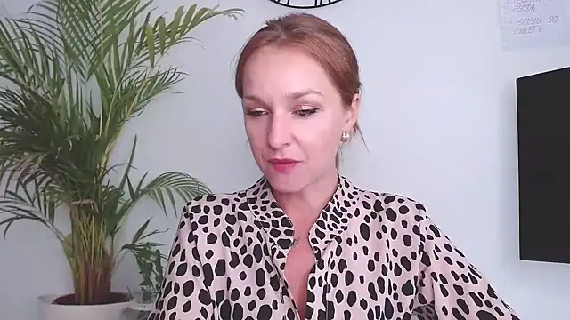 Snapshot of AliciaDesire chatting on 09.16.25 AliciaDesire online show from 09.16.25