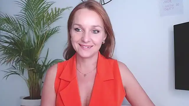 Snapshot of AliciaDesire chatting on 09.18.25 AliciaDesire online show from 09.18.25