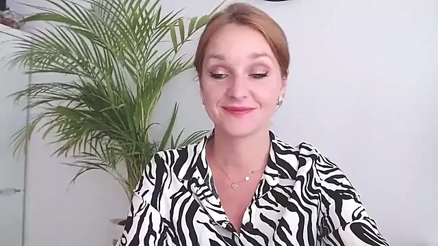 Snapshot of AliciaDesire chatting on 09.29.25 AliciaDesire online show from 09.29.25