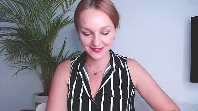 Snapshot of AliciaDesire chatting on 09.30.25 AliciaDesire online show from 09.30.25