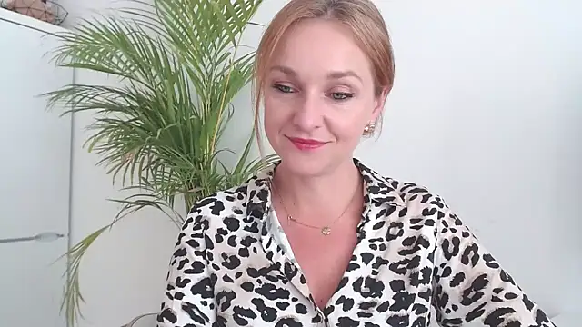 Snapshot of AliciaDesire chatting on 10.14.25 AliciaDesire online show from 10.14.25