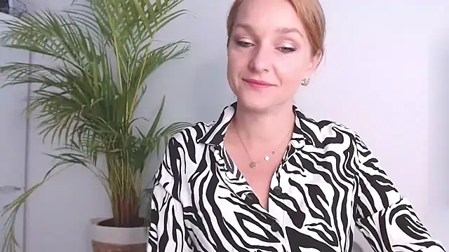 Snapshot of AliciaDesire chatting on 10.17.25 AliciaDesire online show from 10.17.25