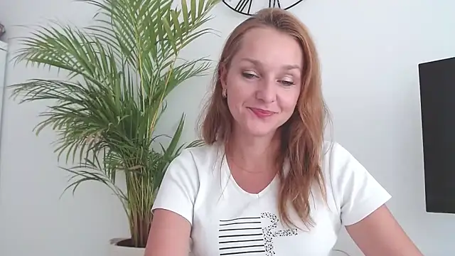 Snapshot of AliciaDesire chatting on 10.20.25 AliciaDesire online show from 10.20.25