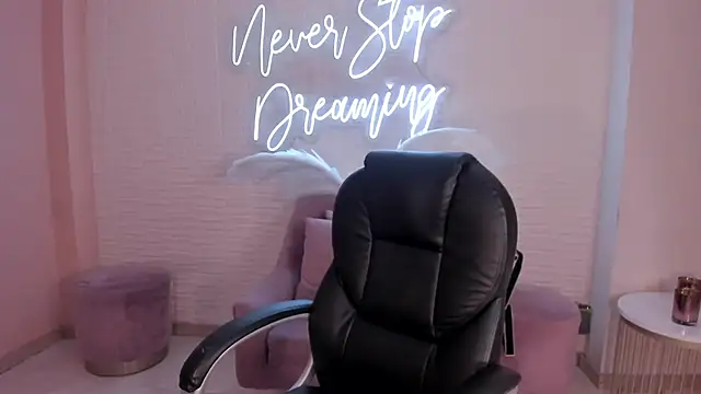 DolcieElliot online show from 01.18.25