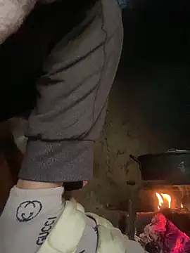 Snapshot of Asianmombigasss chatting on 12.18.25 Asianmombigasss online show from 12.18.25