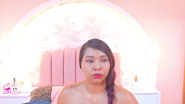 Snapshot of BellahColucci chatting on 10.29.25 BellahColucci online show from 10.29.25