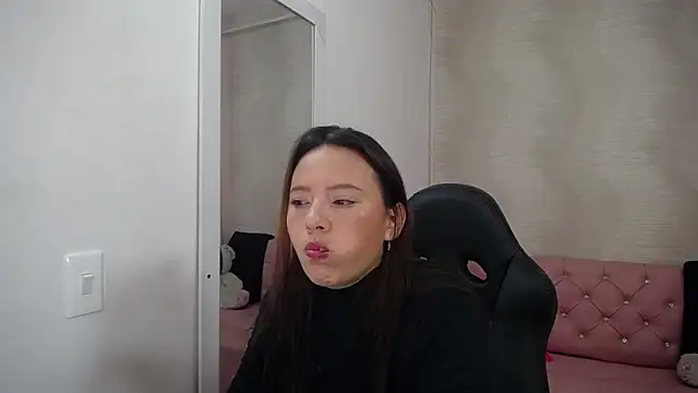 Snapshot of lauraguzman chatting on 02.22.25 lauraguzman online show from 02.22.25