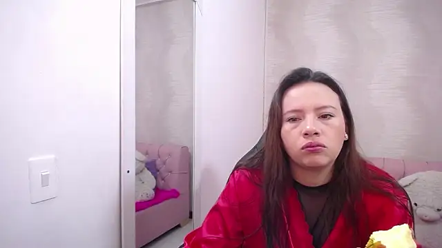 Snapshot of lauraguzman chatting on 03.20.25 lauraguzman online show from 03.20.25