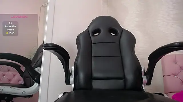 Snapshot of lauraguzman chatting on 10.04.25 lauraguzman online show from 10.04.25