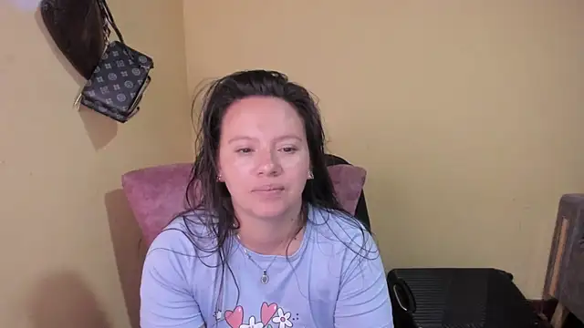 Snapshot of lauraguzman chatting on 05.30.26 lauraguzman online show from 05.30.26