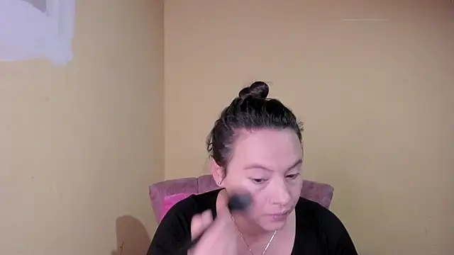 Snapshot of lauraguzman chatting on 07.15.26 lauraguzman online show from 07.15.26