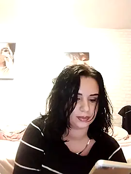 Snapshot of AdelinaJude chatting on 01.05.25 AdelinaJude online show from 01.05.25