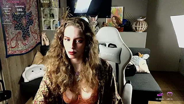 Snapshot of AyreenMoore chatting on 09.22.25 AyreenMoore online show from 09.22.25