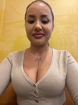 Snapshot of beautydiamond chatting on 04.30.26 beautydiamond online show from 04.30.26