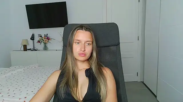 Snapshot of Submissive_love chatting on 10.28.25 Submissive love online show from 10.28.25