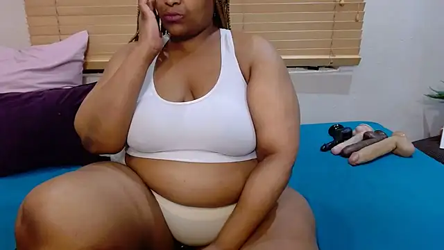 Snapshot of HotCurvyAssx38 chatting on 09.22.25 HotCurvyAssx38 online show from 09.22.25
