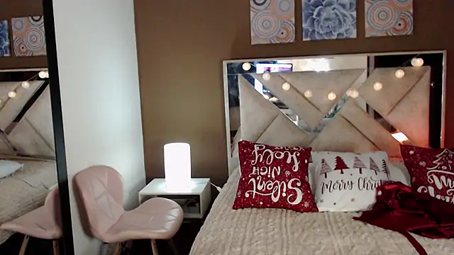 Snapshot of SophiaJoliebm chatting on 11.28.25 SophiaJoliebm online show from 11.28.25