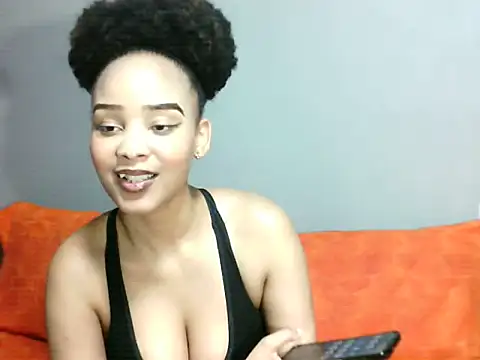 Snapshot of SmallSlut5 chatting on 11.12.25 SmallSlut5 online show from 11.12.25
