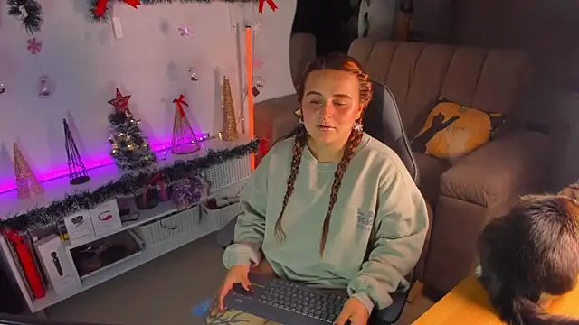 evy orange1 online show from 12.17.25