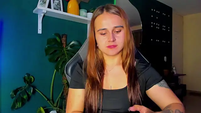 Snapshot of evy_orange1 chatting on 06.16.26 evy orange1 online show from 06.16.26