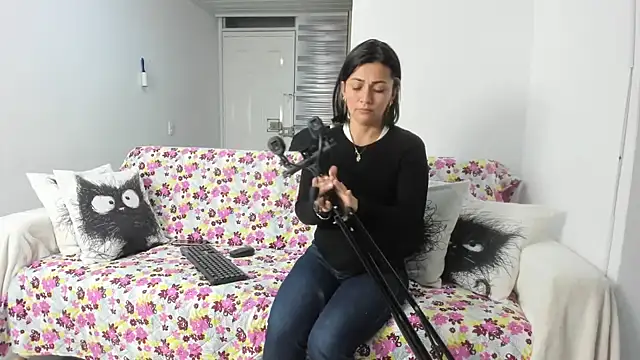 Snapshot of Emma_Jnes chatting on 02.13.25 Emma Jnes online show from 02.13.25