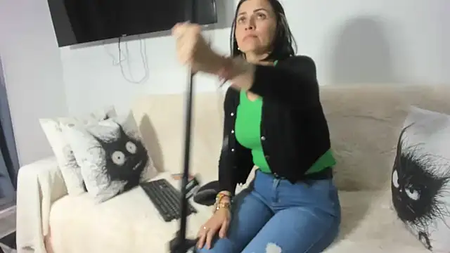 Snapshot of Emma_Jnes chatting on 02.25.25 Emma Jnes online show from 02.25.25