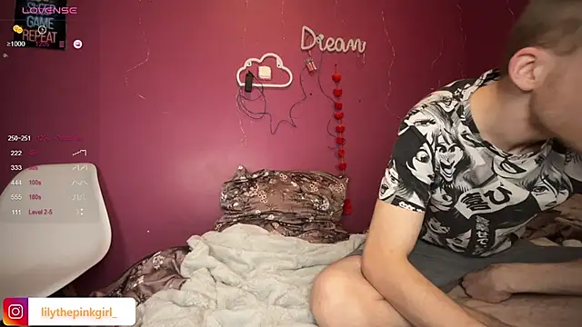 Snapshot of Lilythepinkgirl chatting on 01.18.25 Lilythepinkgirl online show from 01.18.25