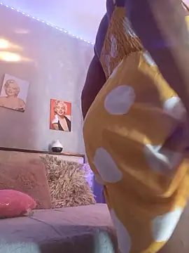 nahiarapalmer19 online show from 10.18.25