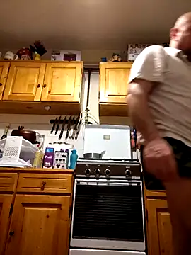 Snapshot of intx800 chatting on 12.11.24 intx800 online show from 12.11.24